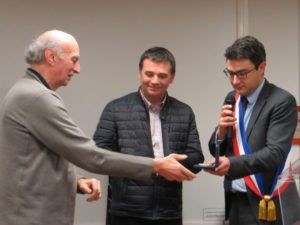 Ron Rowsell reçoit la médaille de la Ville de Gouesnou des mains du Maire, Stéphane Roudaut, en présence de Jean-François Leroy, adjoint à la culture