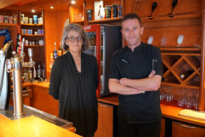 Hélène Uguen et Yannick Bocquet, les deux gérants du bar-brasserie, Les Brigantins